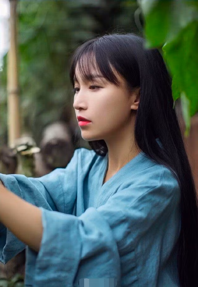 Tại Trung Quốc, Lý Tử Thất được coi là "đệ nhất hot girl mạng Trung Quốc", "người có ảnh hưởng nhất trên mạng xã hội", mỗi video cô đăng tải có lượt xem trên 10 triệu.