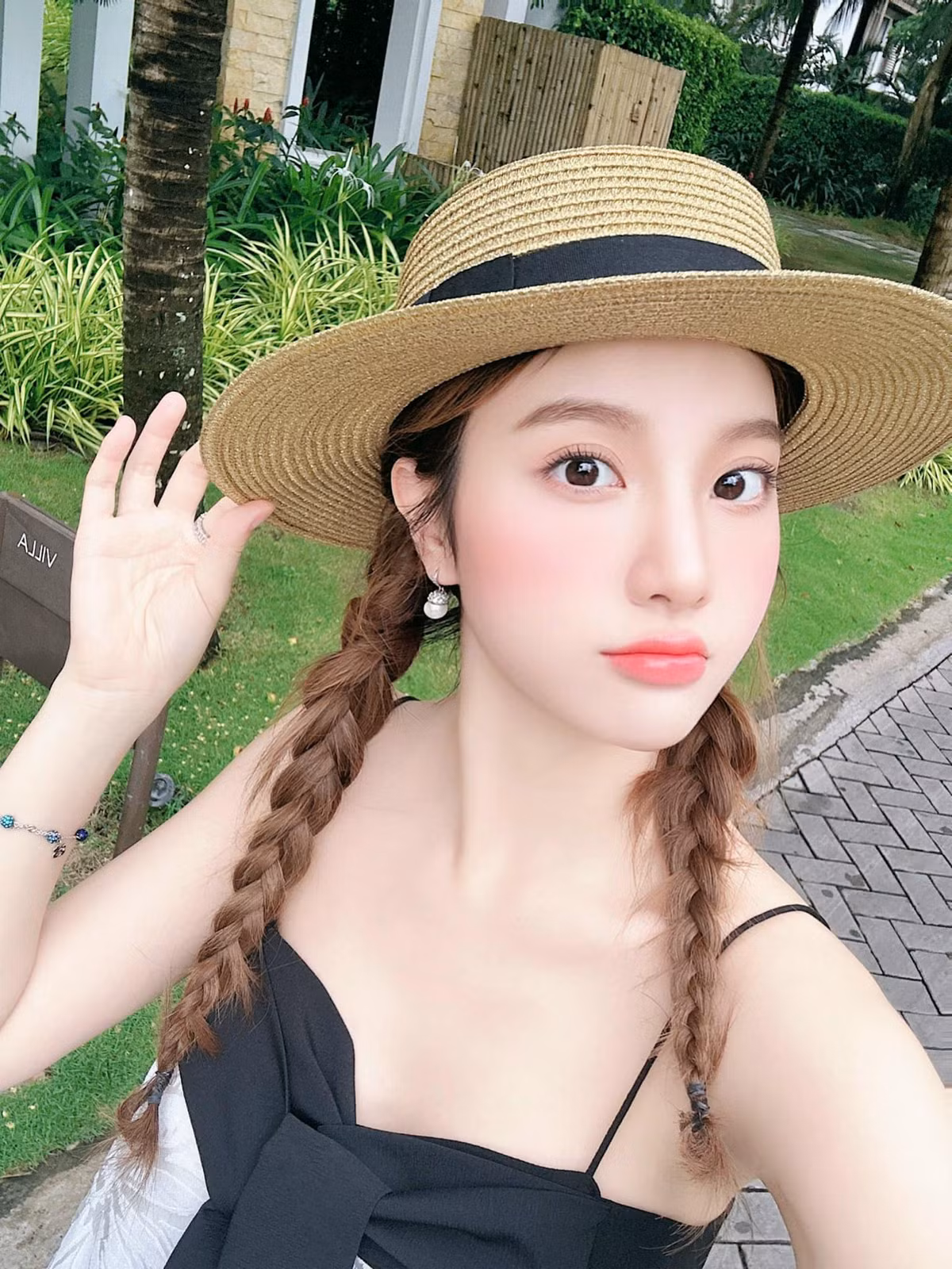 Kể từ khi có cặp đôi song sinh, Hạnh Sino bắt đầu dành nhiều thời gian để chăm sóc cho gia đình nhỏ của mình