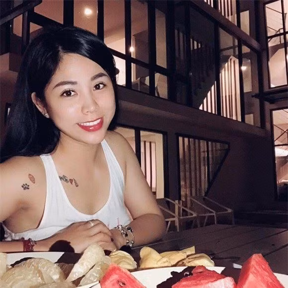 "Tôi chăm sóc da khá kỹ, nhất là việc tẩy trang và kem chống nắng. Nhiều người nghĩ trong buồng lái mưa không tới mặt, nắng không tới đầu thì cần gì dùng kem chống nắng nhưng không phải vậy. Tia UV và các tia có hại vẫn có thể tiếp xúc với da dù ở trong nhà hay trong buồng lái. Thậm chí tôi còn phải đưa các tấm chắn nắng để che lúc cần thiết", Hồng Hạnh chia sẻ.