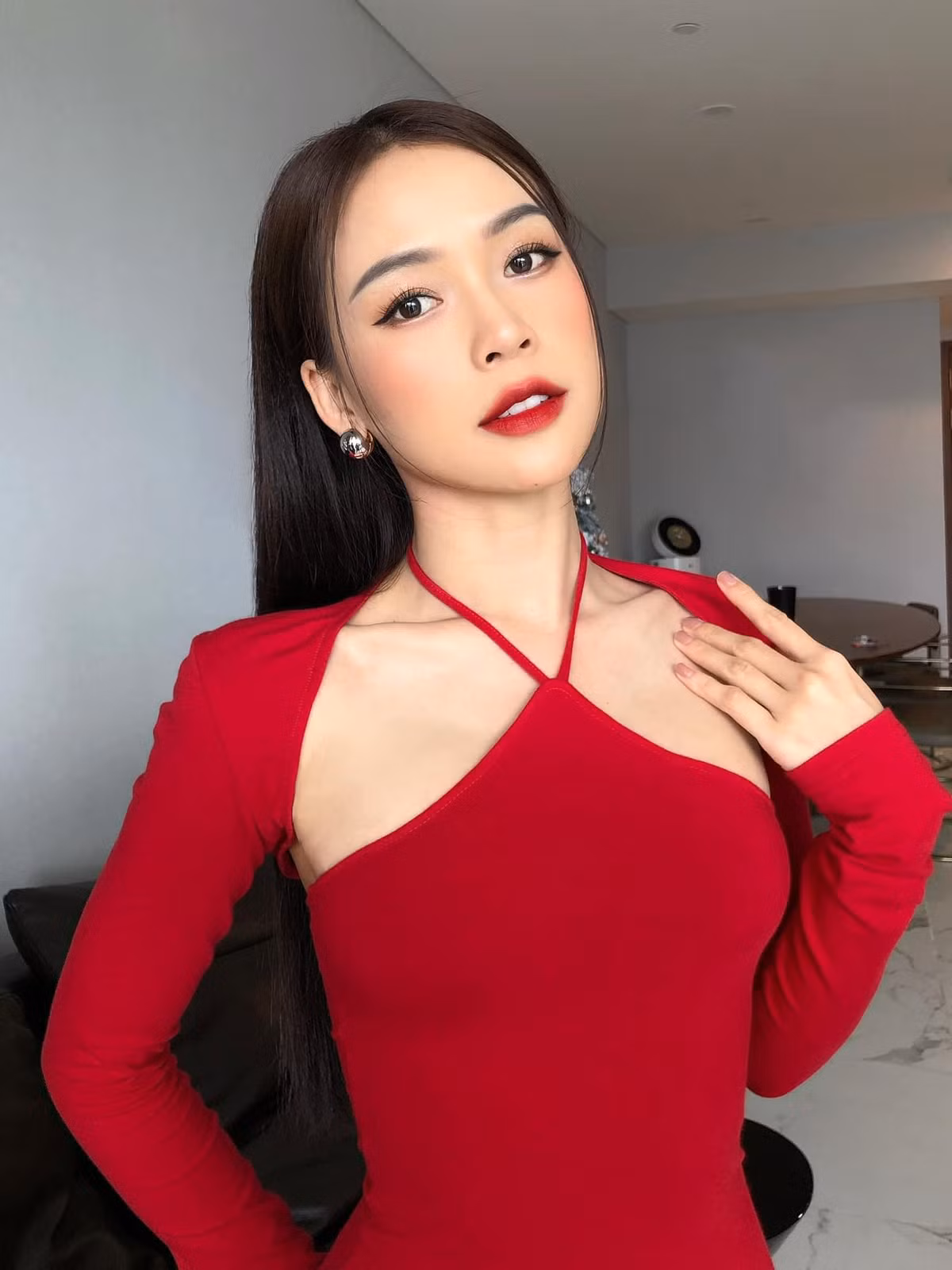 Ngoài yếu tố ngoại hình thì phong cách thời trang cũng là điều giúp nàng hot girl 9x này trẻ hơn tuổi.
