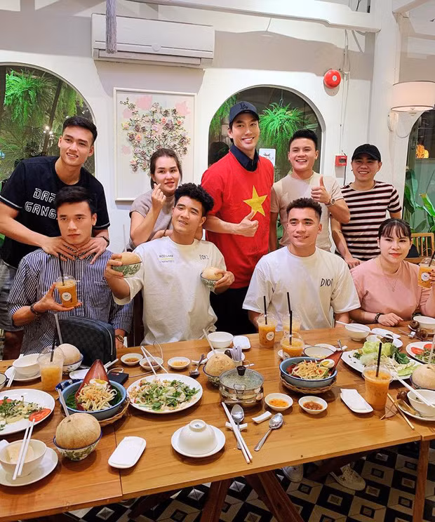 Trong đoạn tin nhắn bị tiết lộ trên MXH, người anh Trần Hoàng Quân liên tục có những lời bình phẩm về những đối tượng mà cầu thủ để ý.