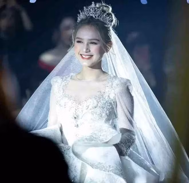 Bất kể ở lễ rước dâu với áo dài nhã nhặn hay ở đám cưới với chiếc váy 28 tỷ đồng, cô dâu hot girl này đều cực kỳ lộng lẫy.