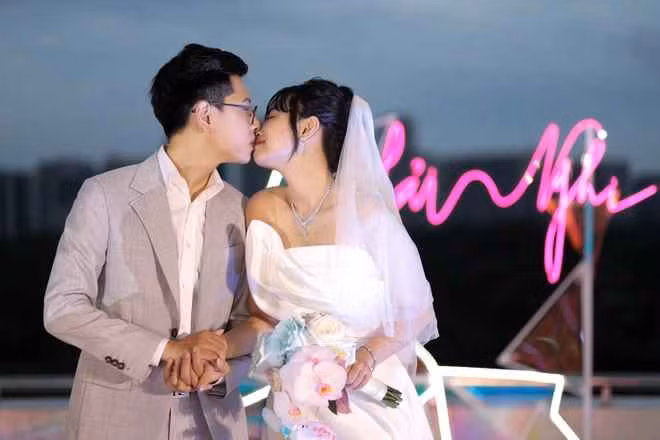 Trước đó trong đám cưới tại quê nhà, Minh Nghi lại chọn áo dài truyền thống màu đỏ.