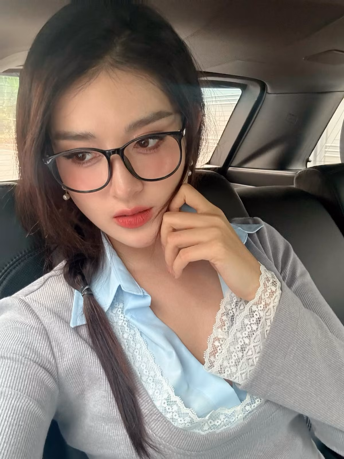 Sự thay đổi này của Huyền My khiến không ít người bất ngờ. Tuy nhiên, trái ngược với những lo lắng ban đầu, Huyền My đã chứng minh được bản lĩnh và khả năng thích nghi của mình khi hoàn thành xuất sắc vai trò mới.