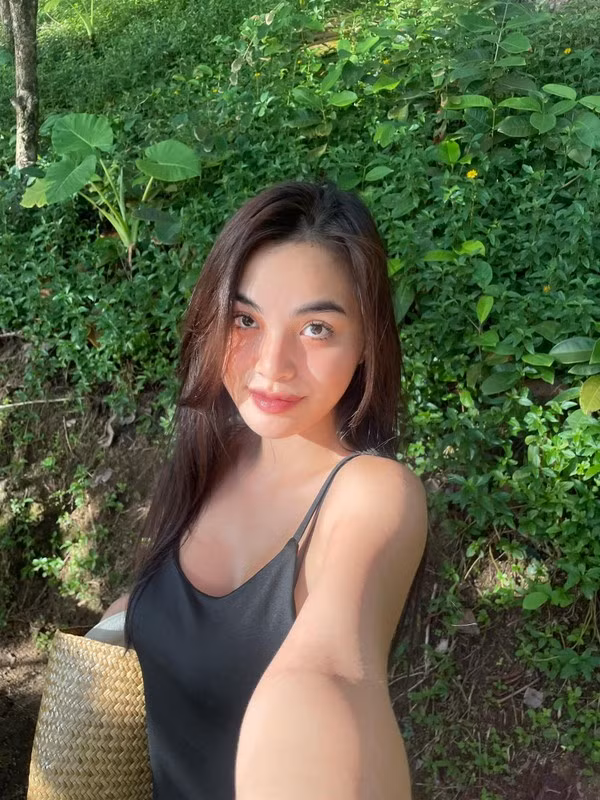 "Tôi làm mẫu ảnh nên hầu như ngày nào cũng phải make up rất nhiều. Nên tôi phải làm sạch da mặt rất kỹ. Việc tẩy trang và làm sạch da kĩ sẽ giúp các kem dưỡng được thấm sâu hơn, không gây tắc lỗ chân lông dẫn đến gây mụn", Hoàng Kim chia sẻ.