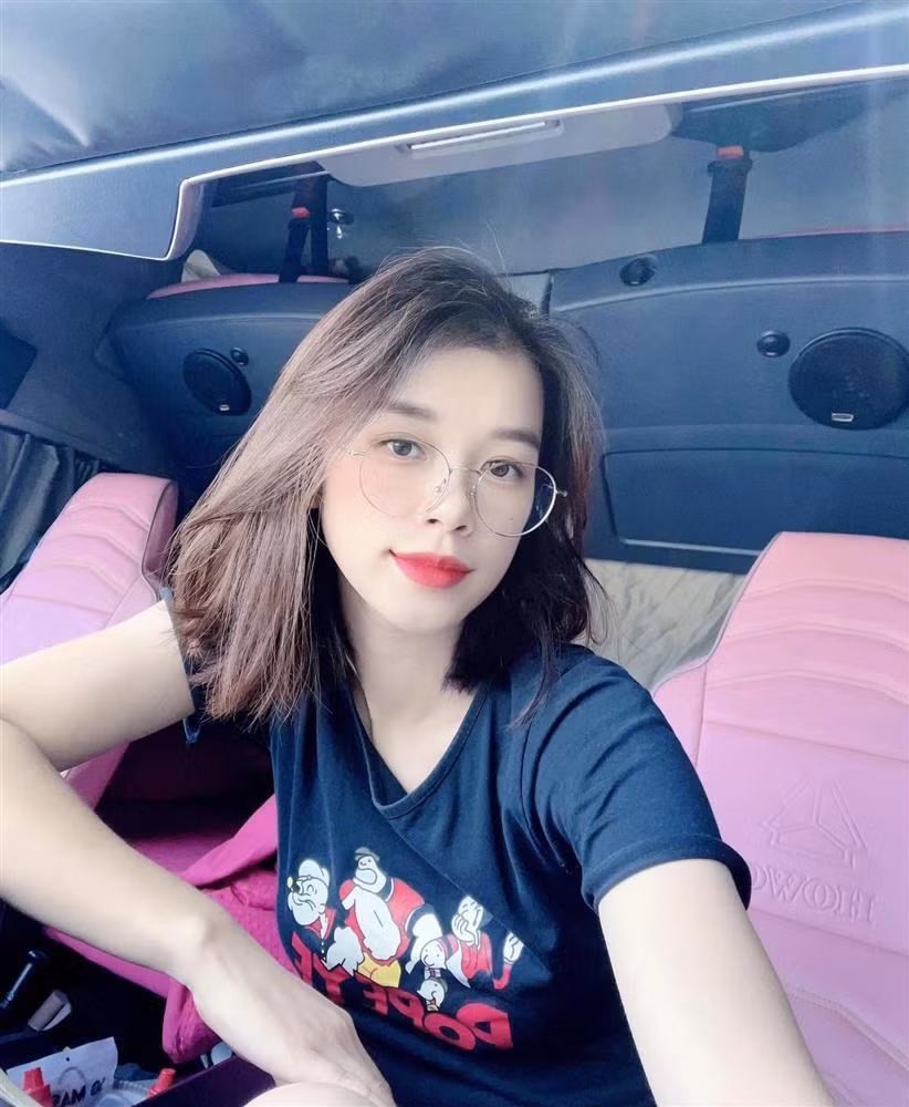Mỹ Hạnh cho biết, gia đình cô vốn kinh doanh các mặt hàng gỗ. Từ nhiều năm trước, bố mẹ Hạnh đã có xe riêng để đi chở hàng ở nhiều địa phương.