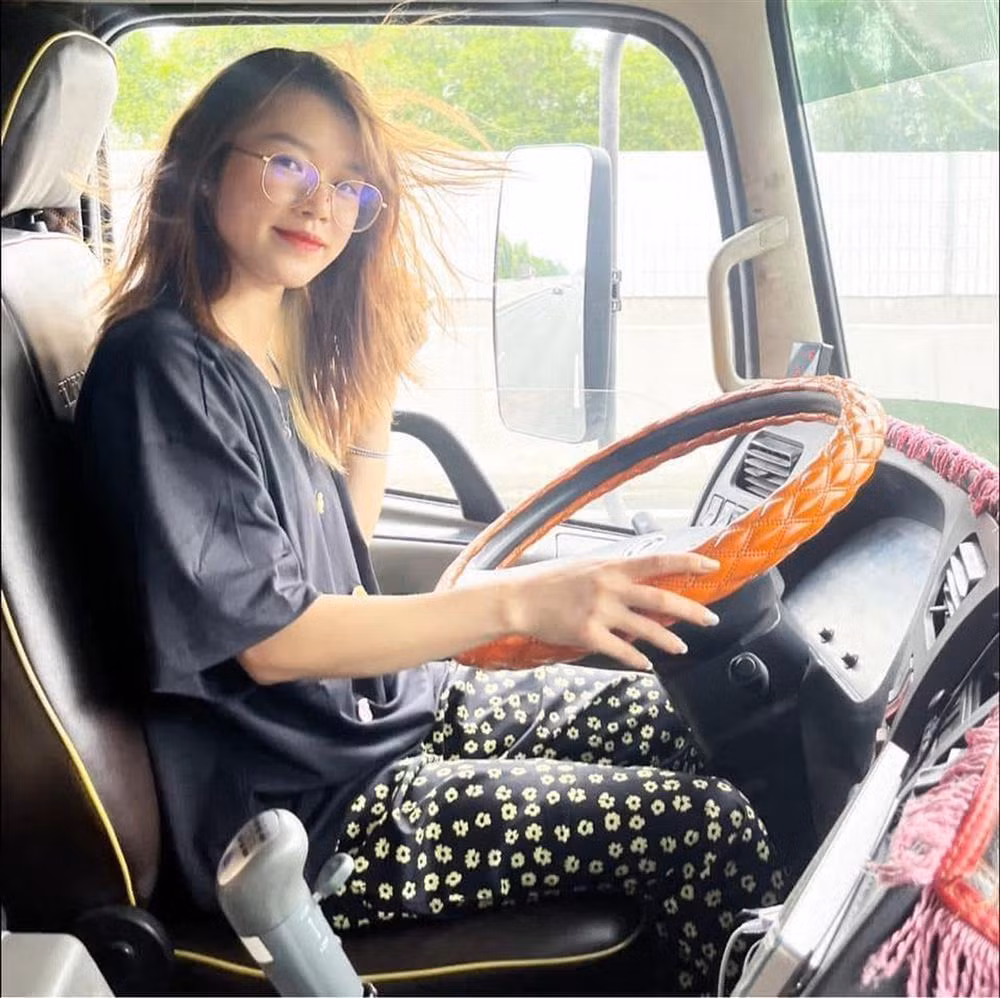 Song song với việc quan sát bố lái xe, Hạnh còn từng ngày theo học nghề của bố mẹ. Các bước của công việc kinh doanh gia đình, giao dịch hàng hóa, lựa chọn các loại gỗ nguyên liệu… đều được cô nắm rõ.