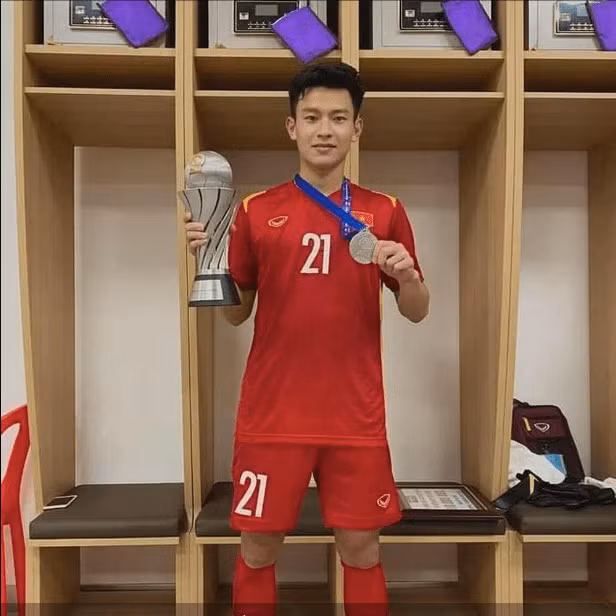 Cụ thể trong kỳ thi tuyển sinh đại học chính quy năm 2020, hậu vệ của U23 Việt Nam tại SEA Games 31 đã vinh dự được hiệu trưởng trường ĐH Sư Phạm Thể dục Thể thao Hà Nội tặng bằng khen là thủ khoa xuất sắc.