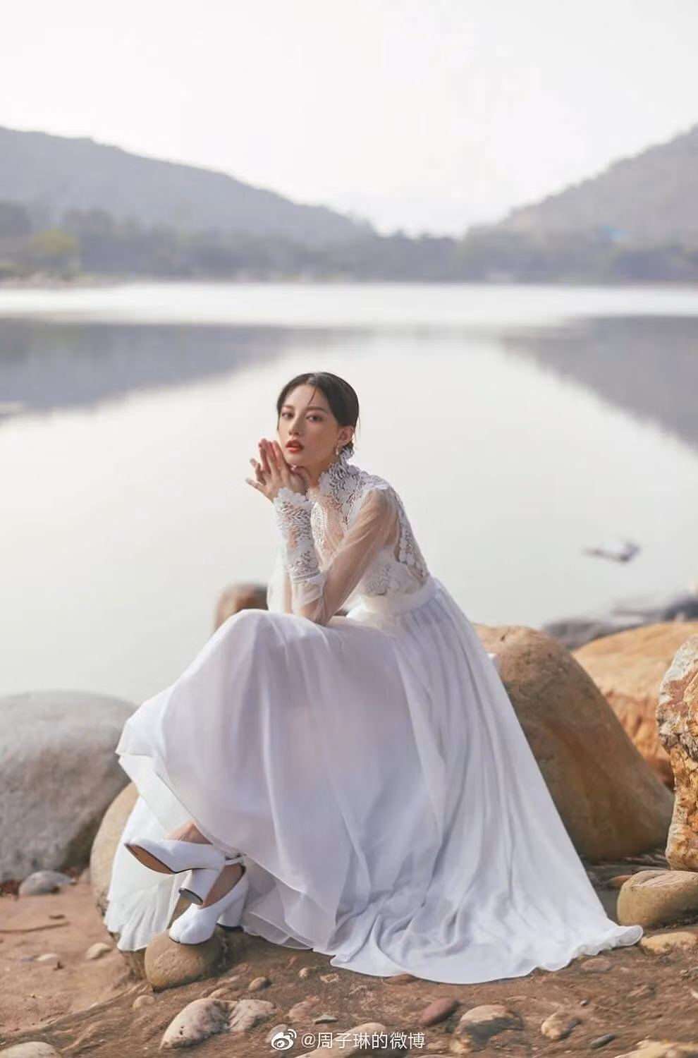 Hiện tại, Zhou Zilin đang quen một tomboy. Khi công khai tình cảm, cả hai gặp không ít chỉ trích từ phía cư dân mạng.