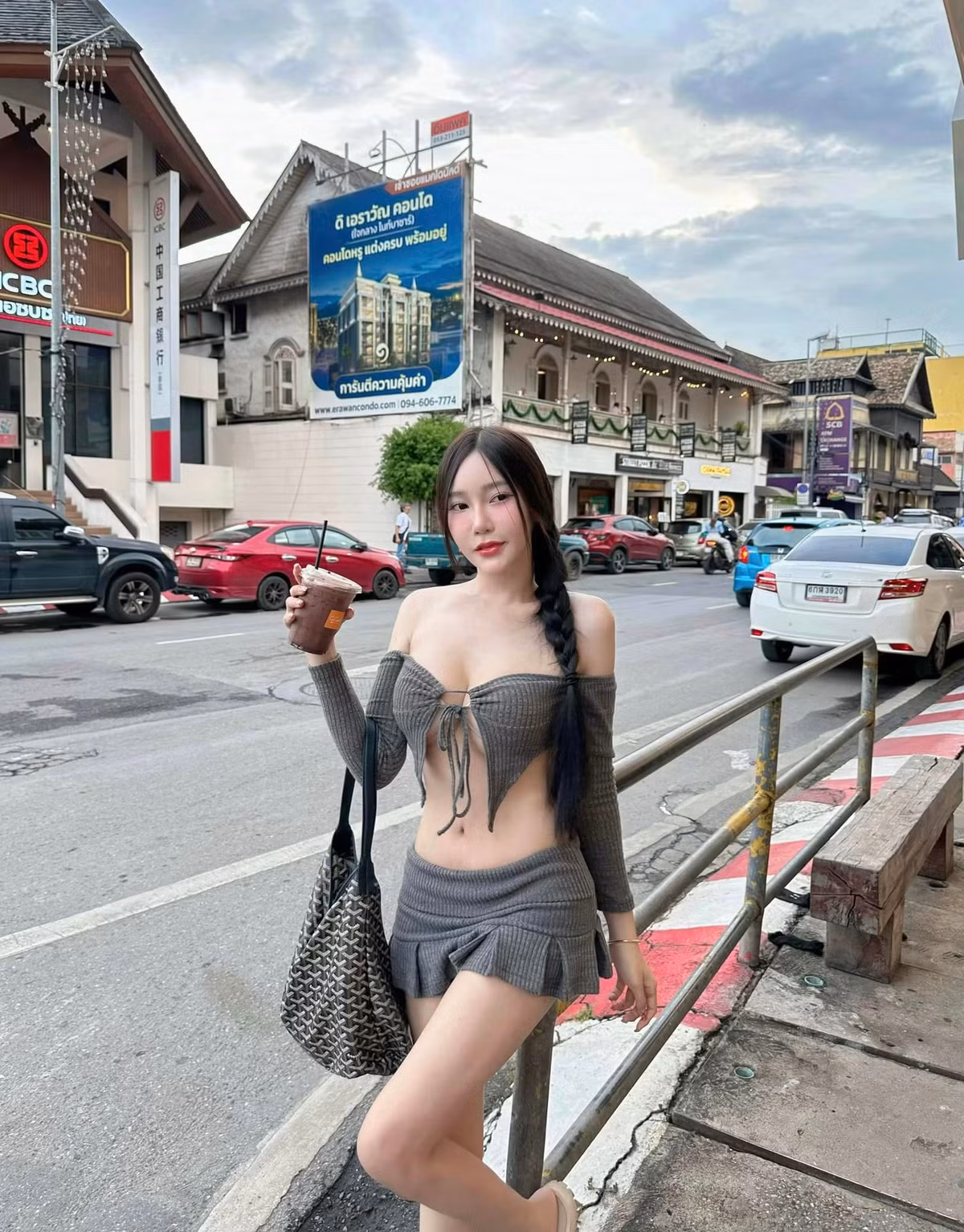 Trước đó, bộ ảnh Natpaphat Ounboontan diện set đồ mỏng manh, trễ nải khoe dáng đón Noel cũng nhận được không ít sự quan tâm.