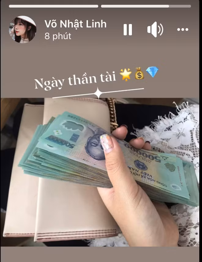 Mới đây trên trang cá nhân của mình, vợ Phan Văn Đức gây sốc cập nhật hình ảnh đi mua vàng theo trend ngày vía thần tài (Ngày mồng 10 Tết âm lịch hằng năm) giống như bao người khác. Cụ thể, Nhật Linh khoe trên Facebook cá nhân bức ảnh cô cầm trong tay một xấp tiền toàn tờ 500 nghìn cỡ phải đến mấy chục triệu để đi mua vàng cầu may mắn, tài lộc vào nhà trong năm.