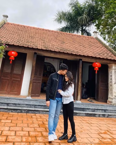 Tuy nhiên, mọi khung hình đều được chụp khá xa và gương mặt của người yêu Huyền My không được lộ rõ.