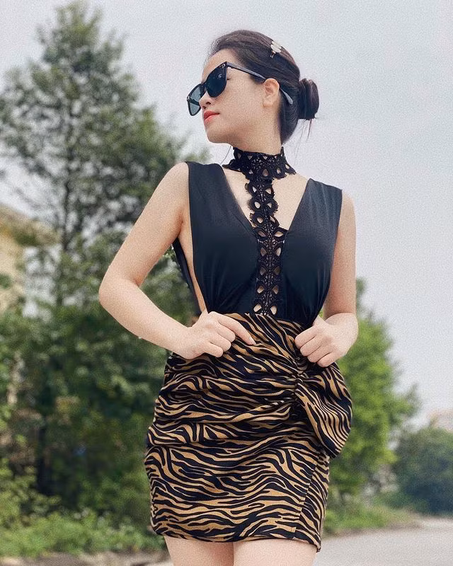 Được biết, Huyền My sở hữu nhan sắc xinh đẹp cùng vóc dáng nóng bỏng. Cô thường xuyên khoe những hình ảnh mặc đồ bó sát để lộ 3 vòng có số đo chuẩn người mẫu.