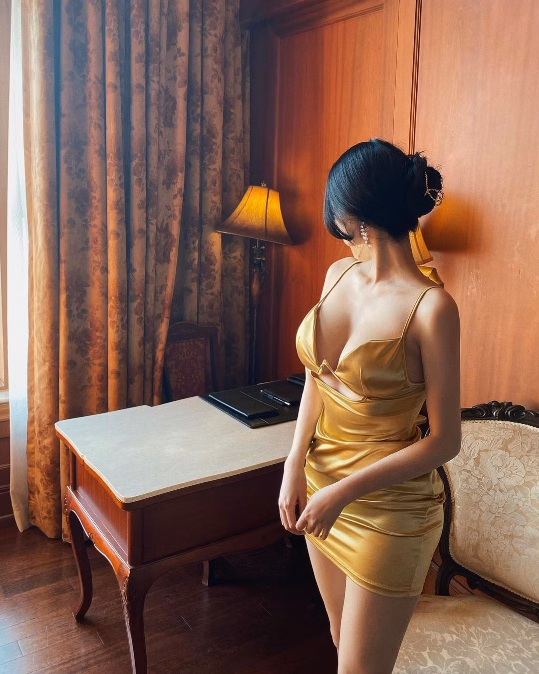 Điển hình, Si Young yêu thích nhất là những bộ váy xẻ ngực hình chữ V, để lộ vùng xương quai xanh nhiều nhất có thể.