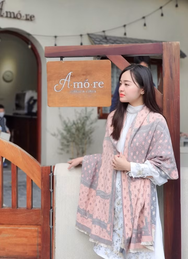 Hoài Linh cũng có sở thích mua sắm và đi du lịch.