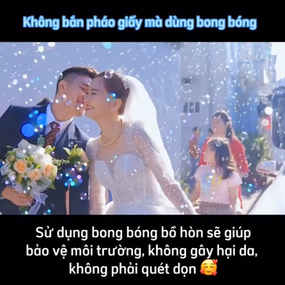 Cụ thể, cô dâu chia sẻ đã luôn nung nấu ước mơ có một đám cưới “low waste” (hạn chế rác thải) bảo vệ môi trường và Linh Xíu đã làm được điều đó trong ngày trọng đại của mình.