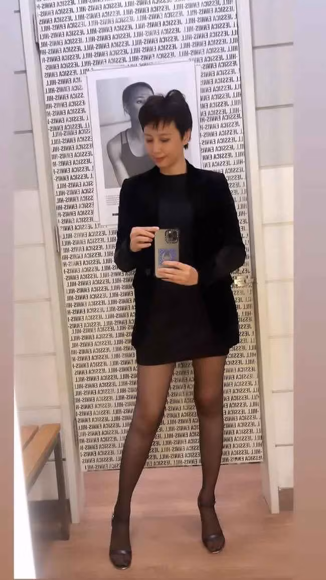 Đôi khi cô Mai Đoàn cũng thử nghệm style "giấu quần" quyến rũ, nhưng vẫn toát lên nét mặn mà của người phụ nữ U50.
