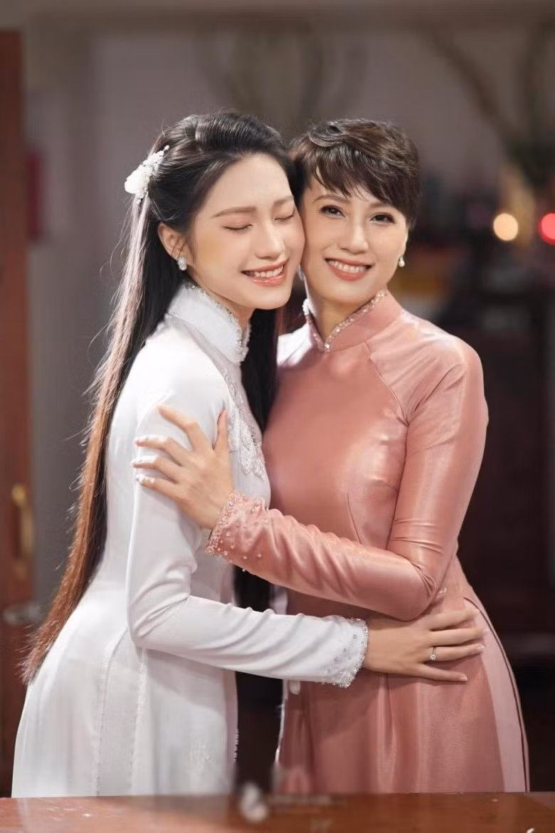 Ở lứa tuổi U50, mẹ vợ Đoàn Văn Hậu trông cực kỳ rạng rỡ, thậm chí nếu so ra, vẻ ngoài thần sắc cùng mái tóc ngắn của cô khi chụp chung cùng top 10 Hoa hậu Việt Nam 2020 đôi lúc còn "lấn át" cả con gái ruột. Nhìn ảnh ăn hỏi mà biết ngay, gen đẹp của vợ Đoàn Văn Hậu là đến từ ai.