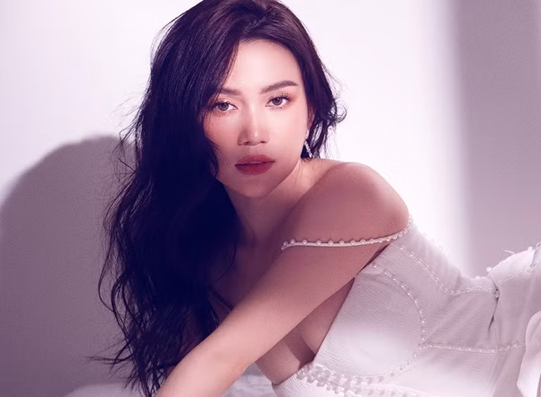 Những bức ảnh khoe lưng trần của Sĩ Thanh ngay sau khi được đăng tải đã gây chú ý và thu hút rất nhiều lượt yêu thích.