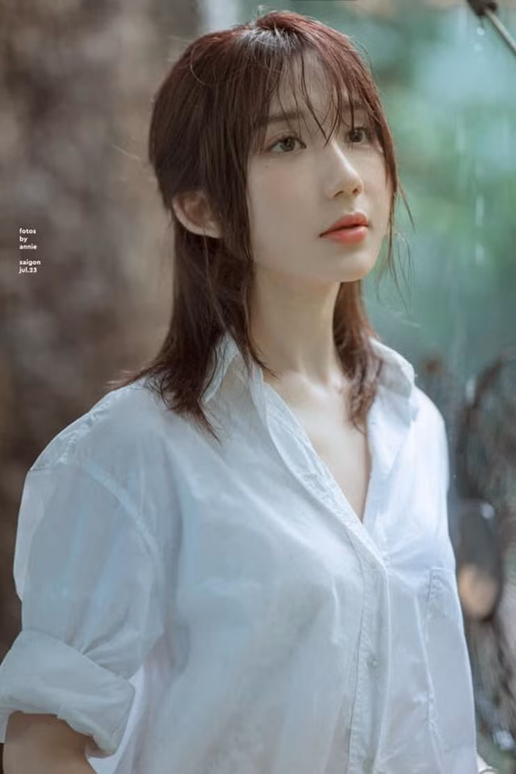 Không chỉ vậy, dòng caption “thả thính” với nội dung “Chắc phải va vào tình yêu thôi” của Mina Young càng khiến cộng đồng mạng, đặc biệt là các chàng trai, đua nhau ứng tuyển làm bờ vai cho nữ streamer.