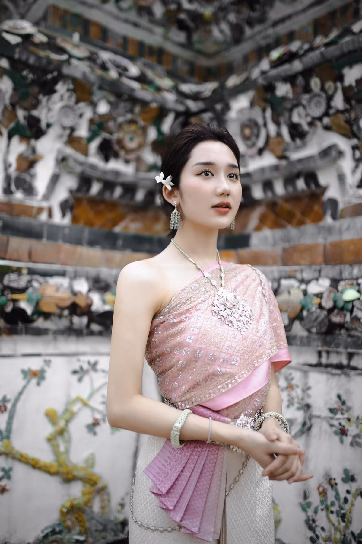 Không chỉ dừng lại ở đó, gương mặt xinh đẹp với ngũ quan hài hoà cùng đường nét sắc sảo của Mina Young đã nhận được hàng loạt lời xuýt xoa, khen ngợi của đông đảo khán giả.