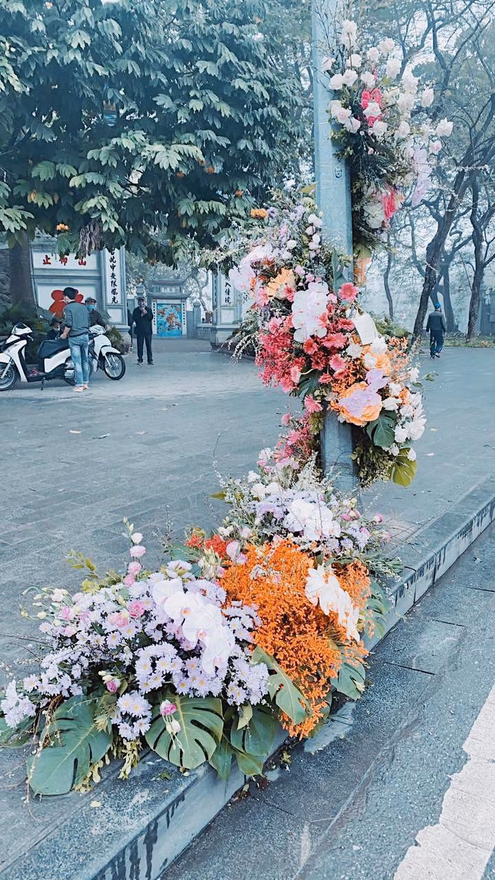Trong không khí sôi động của ngày 8/3, các cây cột đèn "nở hoa" thật sự đã làm cho hội chị em "xỉu up, xỉu down".