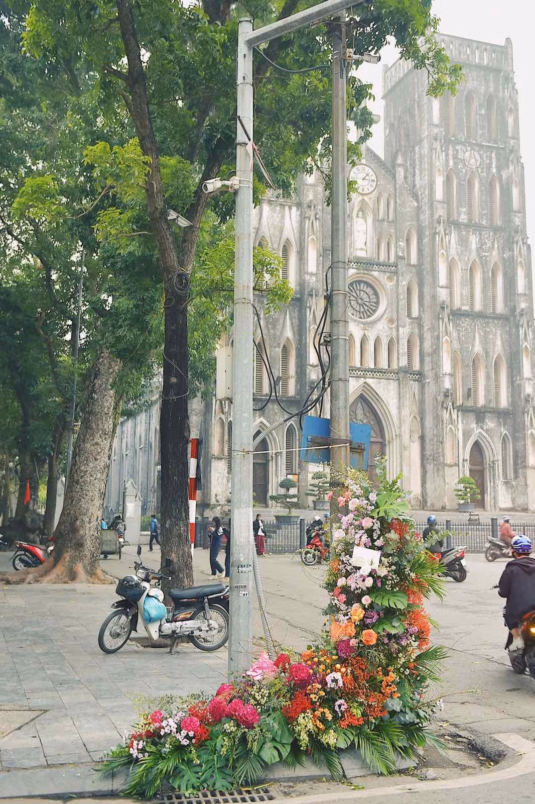 Cây cột đèn như lột xác khi được khoác thêm phần hoa lá sống động.