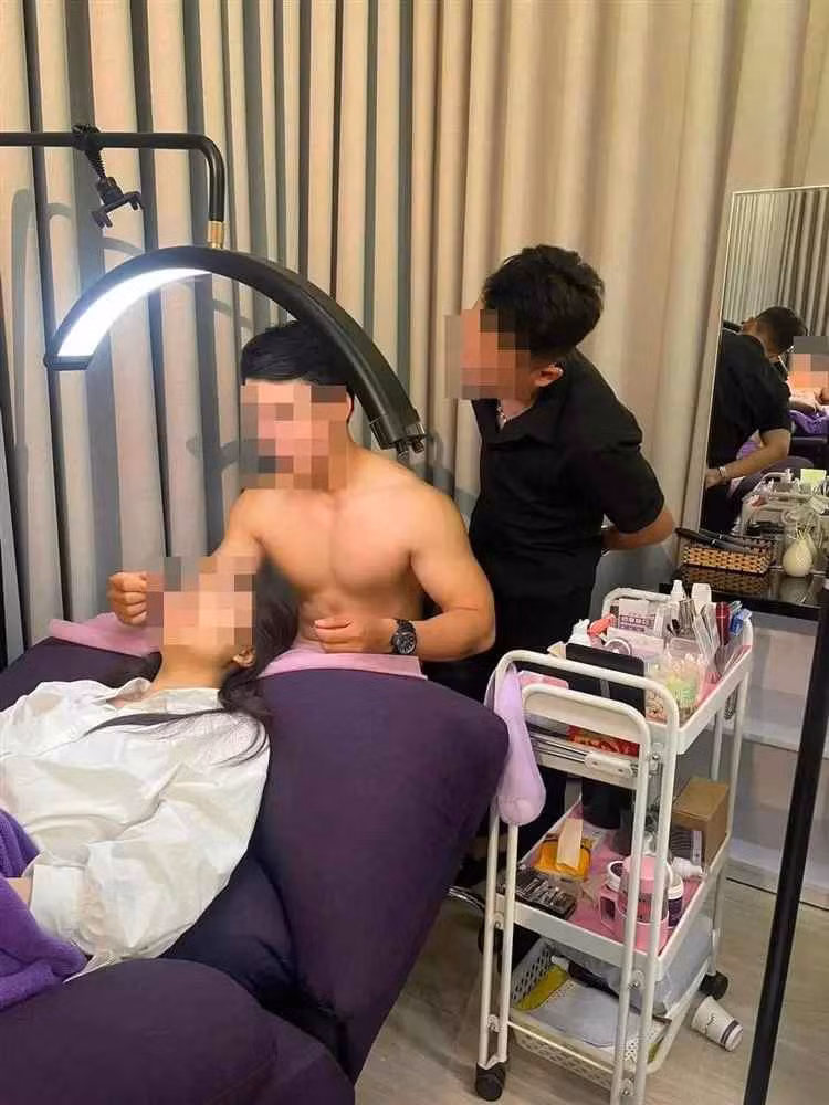 Cụ thể từ hình ảnh lan truyền, loạt trai đẹp trong tình trạng cởi trần, cơ bắp ai nấy cũng cuồn cuộn, body múi nào ra múi nấy.