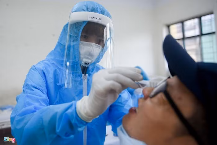 Đối với những người về từ Đà Nẵng trong vòng 14 ngày qua, các bác sĩ chỉ lấy dịch mũi, họng. Với các trường hợp trên 14 ngày cần lấy thêm mẫu máu để xét nghiệm kháng thể.