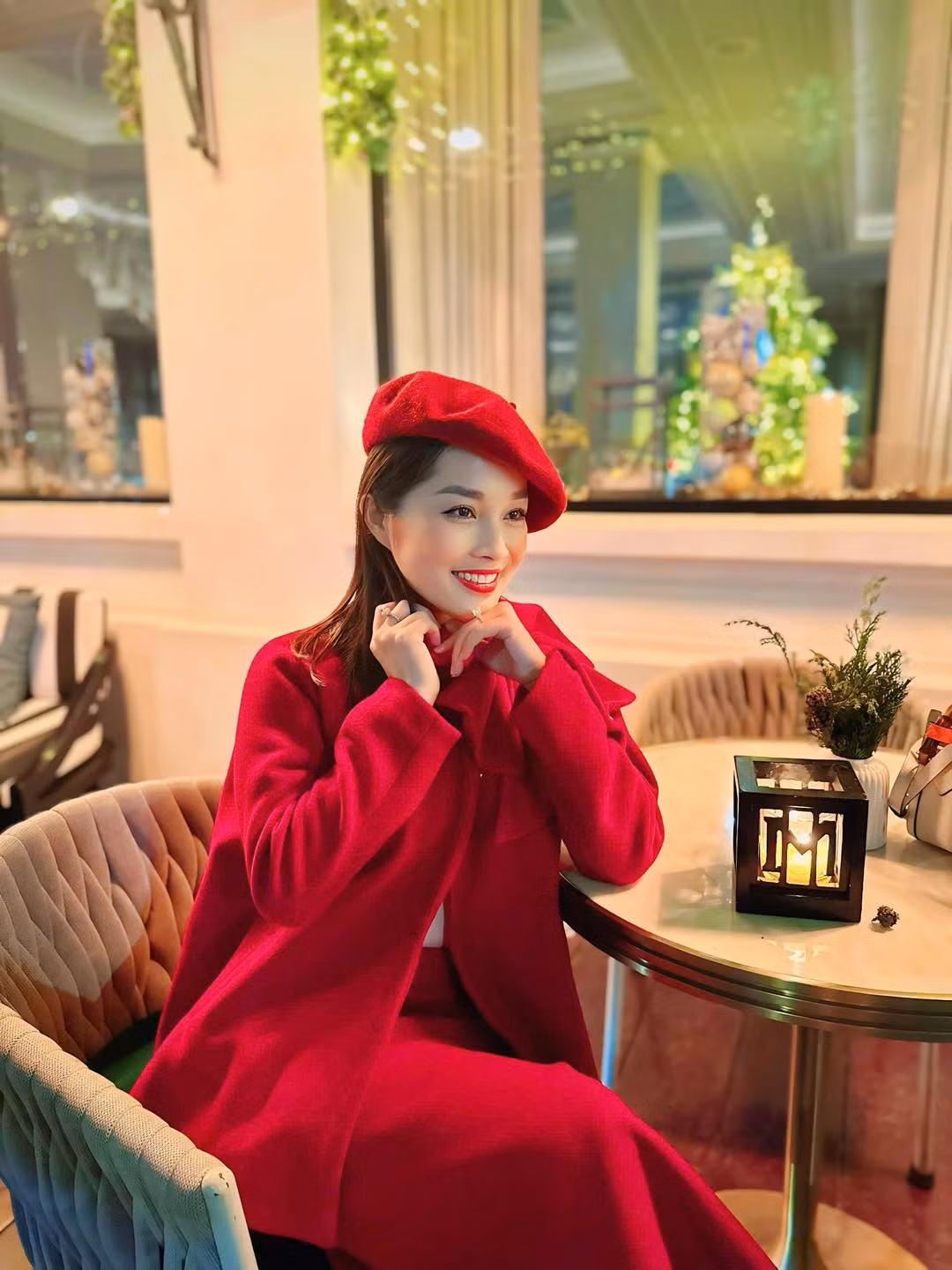 Bà mẹ hai con, hiện mang hàm Đại úy, sống kín tiếng từ khi gia nhập lực lượng công an. Minh Hương hiếm khi chia sẻ chuyện đời tư.