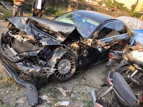Sau gần 2 năm yêu nhau, chị Phương Trinh và anh Thế Quang tiến đến hôn nhân vào cuối năm 2019. Trong 2 năm cùng nhau vào Nam ra Bắc, đi khắp nơi để hỗ trợ công việc cho cả hai, cùng nhau mở công ty, mọi thứ đều êm đềm nhưng tới ngày cưới cặp đôi lại trải qua “kiếp nạn thứ 82” – cùng nhau vượt qua sinh tử khi xe hoa va chạm với xe tải.