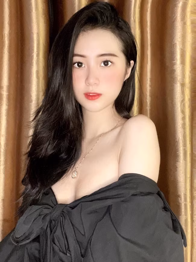 Nhật Vy thường lựa chọn những trang phục có màu sắc đơn giản nhưng không vì vậy mà kém nổi bật.