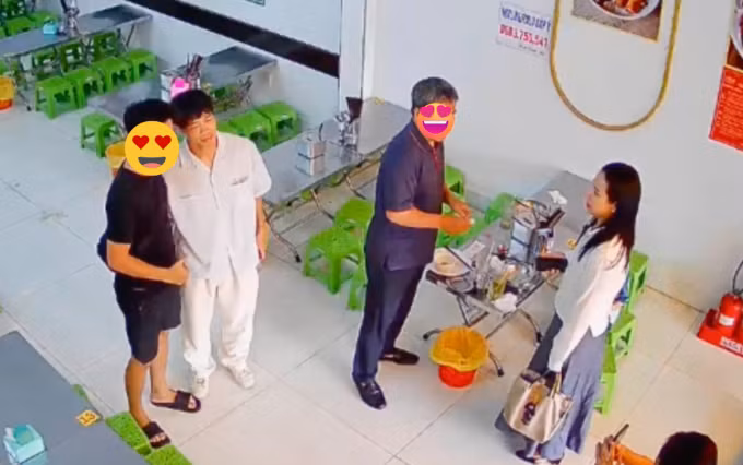 Theo đó, một chủ cửa hàng đã chia sẻ khoảnh khắc vợ chồng Công Phượng ngồi xế hộp bạc tỉ cùng vợ và con trai đến quán ăn.