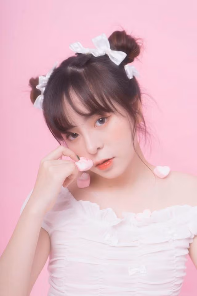 Xuất hiện cùng thời với những Linh Ka, Long Bi hay Chi Bé trên nền tảng Muvik nhưng mãi thời gian gần đây tên tuổi của Khánh Vân mới được nhiều người biết đến. Cô bạn này gây ấn tượng bằng vóc dáng nuột nà và đời tư không scandal.