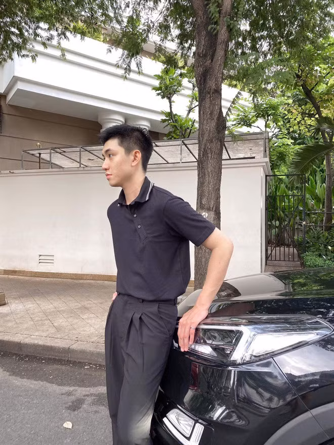 Khi được nhiều người biết đến, nam tiếp viên hàng không Sỹ Khiêm cho hay: “Mình rất bất ngờ khi mọi người chia sẻ hình ảnh của mình nhiều đến vậy. Có bạn nào đó chia sẻ ảnh mình trên page rồi gắn thẻ mình vào. Thế là thông báo cứ nhảy liên tục”.