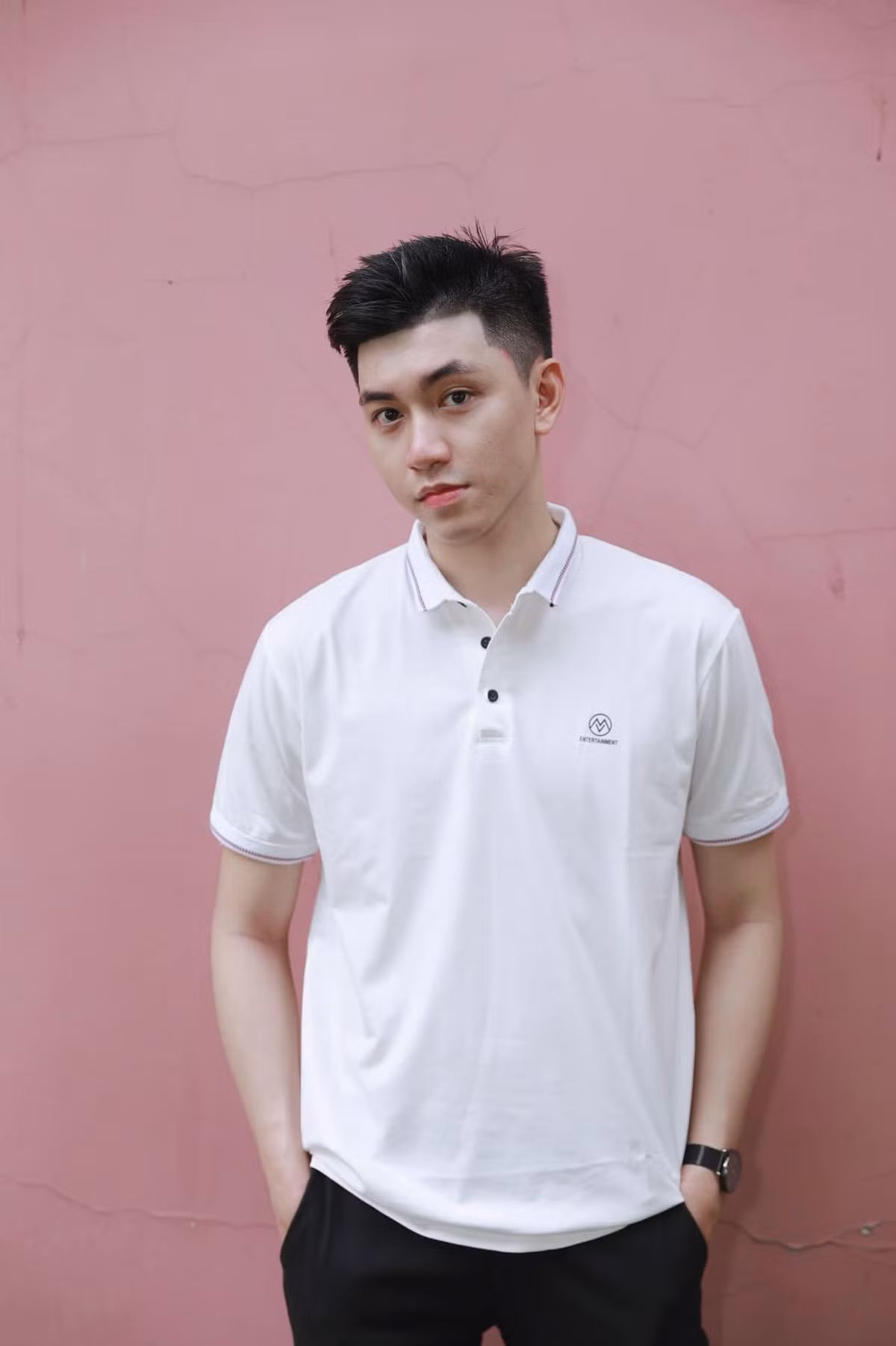 Còn nickname T.H thì để lại bình luận dưới ảnh của chàng tiếp viên hàng không Sỹ Khiêm rằng: "Các chị em cứ thần tượng soái ca ở đâu chứ mình thấy Việt Nam còn nhiều soái ca thật hơn ý. Bạn này là tiếp viên vừa đẹp trai mà còn hào hoa phong nhã. Chị em chết mê chết mệt là có thật nhé. Hàng Việt Nam đúng là chất lượng cao".