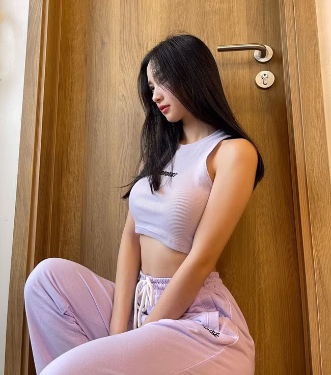 Hot girl Jun Vũ được ví như người "em gái quốc dân", vẻ nữ tính, nhẹ nhàng khiến nhiều người say đắm.