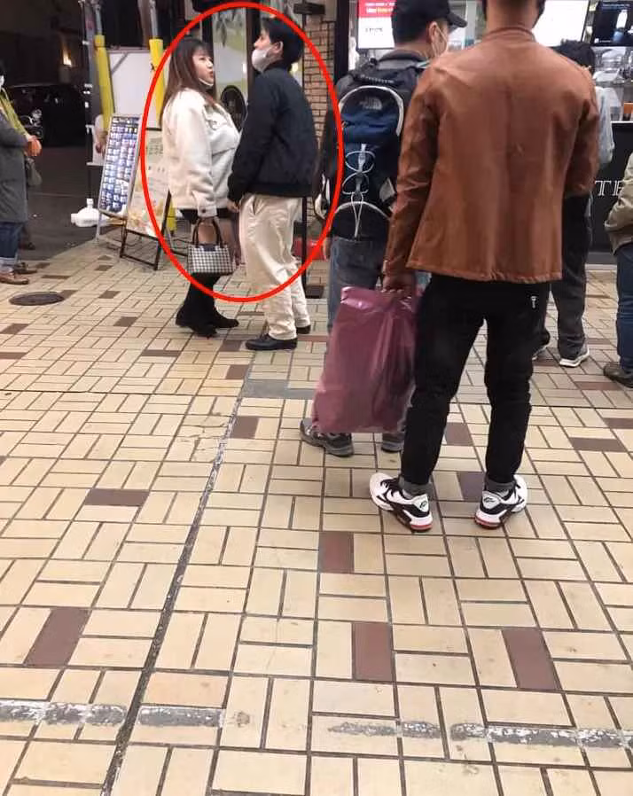 Trước tin đồn đi khách, hot girl ngực khủng lập tức đáp trả. Cô cho biết, người đàn ông xuất hiện trong ảnh cùng nữ sinh quê Hải Dương là bạn trai không phải khách như dân mạng đồn đoán.