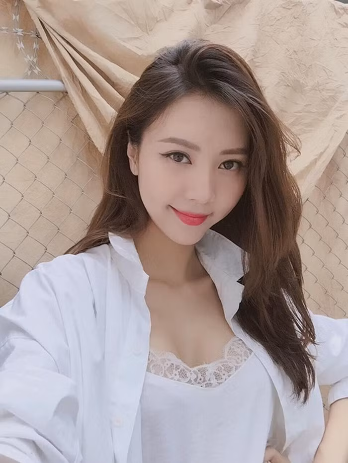 Bên cạnh công việc là nữ tiếp viên hàng không, Ngọc Châm còn tham gia diễn xuất và xuất hiện trên các chương trình thực tế. Mặc dù không còn theo đuổi nghệ thuật nhưng gái xinh này vẫn được cư dân mạng nhắc đến.