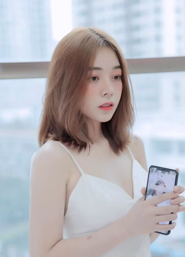 Nhờ sở hữu ngoại hình xinh đẹp, gương mặt trời phú nét ngọt ngào, Quỳnh Miêu sớm bén duyên với công việc người mẫu ảnh, diễn viên.