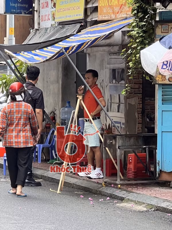 Cụ thể, một độc giả khi đi ăn sáng đã tình cờ bắt gặp Johnny Đặng ở bên kia đường. Nhìn vào hình ảnh có thể thấy, vị đại gia kim cương cũng ngồi vỉa hè và ăn mặc giản dị như bao người khác, chuẩn “người con” Việt dù đã ra nước ngoài sinh sống nhiều năm. Ảnh: FB Khóc Thuê.