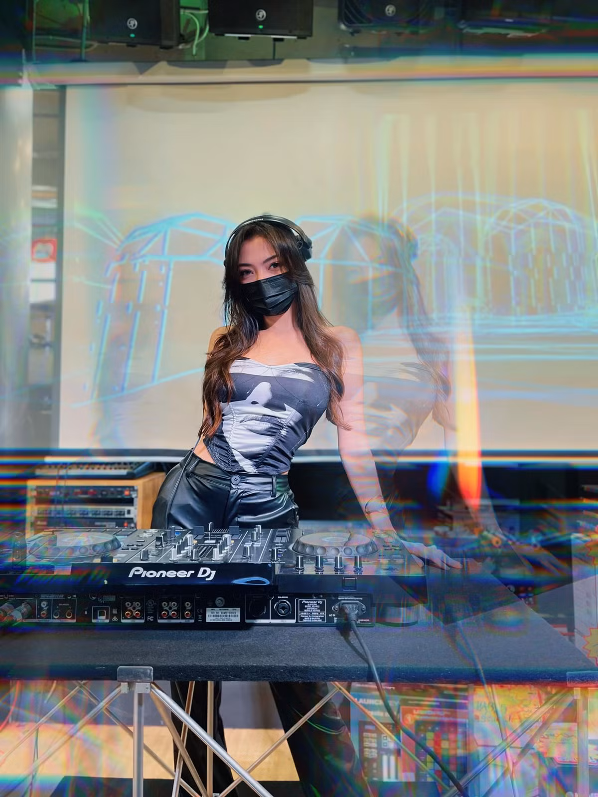 Tài năng cùng vẻ ngoài xinh đẹp, vóc dáng ấn tượng còn giúp DJ Riviere nhận được những lời mời quảng cáo, chụp hình mẫu.