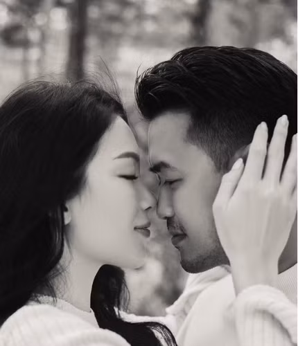 Hơn 10 năm rồi, anh luôn được mọi người hỏi bao giờ mới kết hôn. Hôm nay, có lẽ anh sẽ nói: 'Cuối cùng tôi đã tìm thấy người ấy''', chia sẻ ngọt lịm của Phillip Nguyễn.