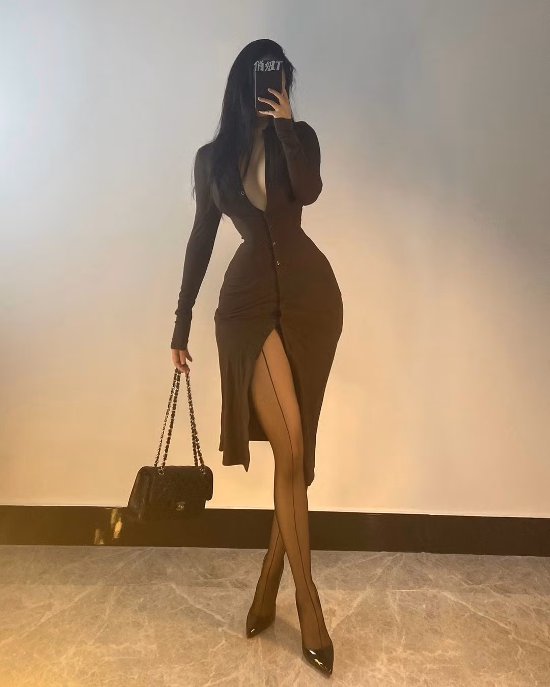 Hot girl xinh đẹp theo đuổi phong cách thời trang quyến rũ, táo bạo.