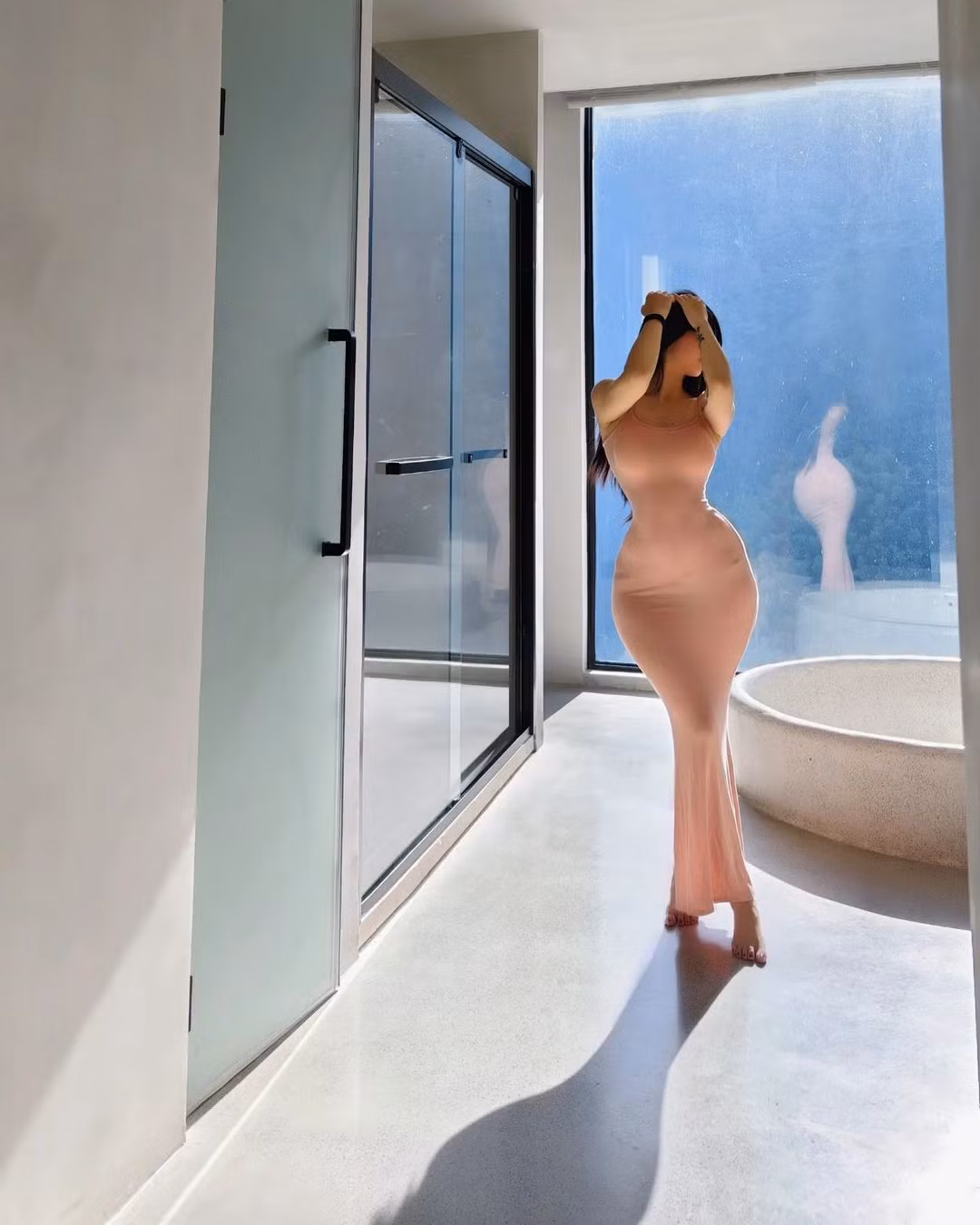 Tiêu Nữ rất chăm chỉ tập luyện để giữ hình thể đồng hồ cát siêu thực.