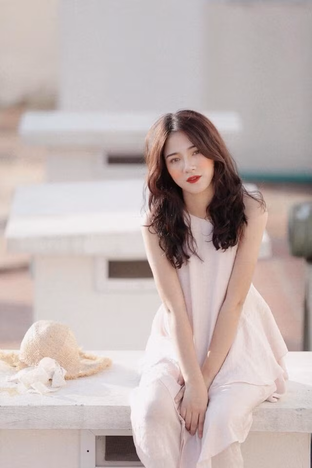 Tiêu Ngọc cao 1m65, sở hữu vẻ đẹp trong veo, đôi mắt to, là da trắng và mái tóc dài…, vì thế cô nàng lúc nào cũng nhận được nhiều sự yêu mến của cư dân mạng.