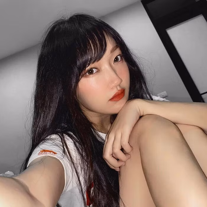 Linh Sugar được yêu mến bởi gương mặt xinh đẹp, vóc dáng chuẩn và gu ăn mặc cá tính. Tuy nhiên, nhiều năm qua, nàng hot girl này khá ít hoạt động nên hình ảnh của cô hiếm khi xuất hiện trước công chúng.