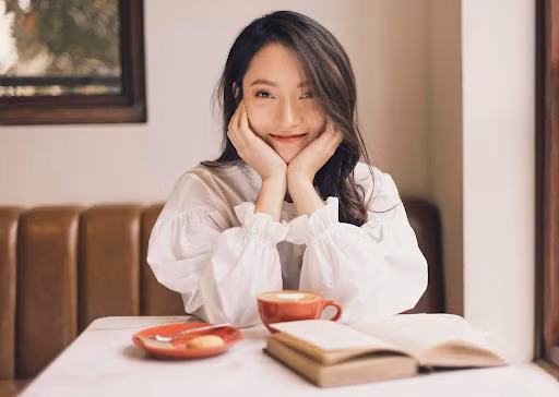 Tuy nhiên, để nói về phần gây ấn tượng nhất với khán giả lại là hình ảnh Khánh Vy tay xách túi hiệu, tự mình lái xe đến chỗ làm.