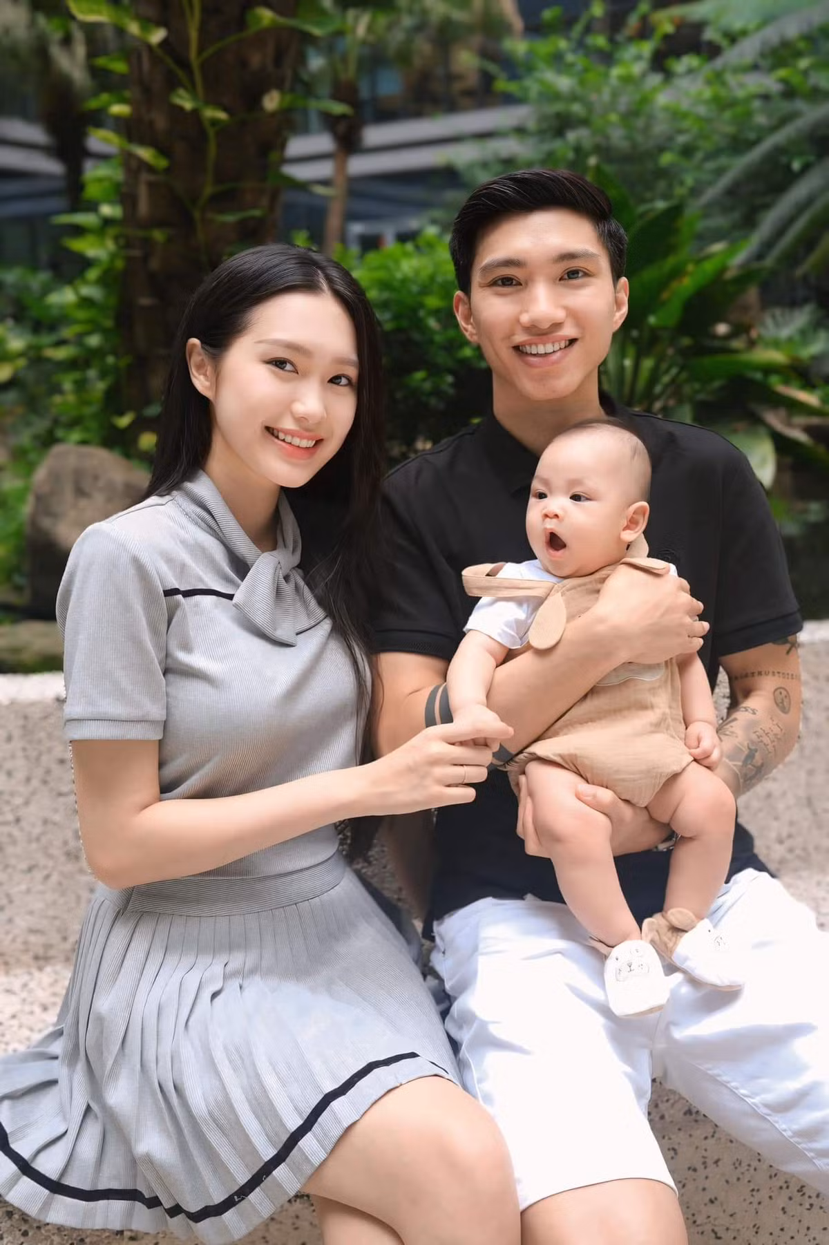 Cặp vợ chồng nổi tiếng này được khen là dành nhiều thời gian cho cậu quý tử tuổi Rồng.