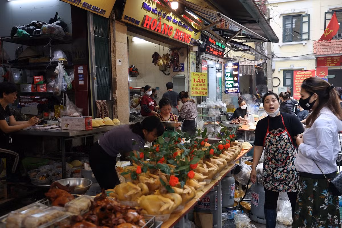 Chợ Hàng Bè, hay còn gọi là khu "chợ nhà giàu" thuộc quận Hoàn Kiếm, Hà Nội mỗi mùa lễ, tết nổi tiếng với “đặc sản” gà lễ ngậm hoa hồng.